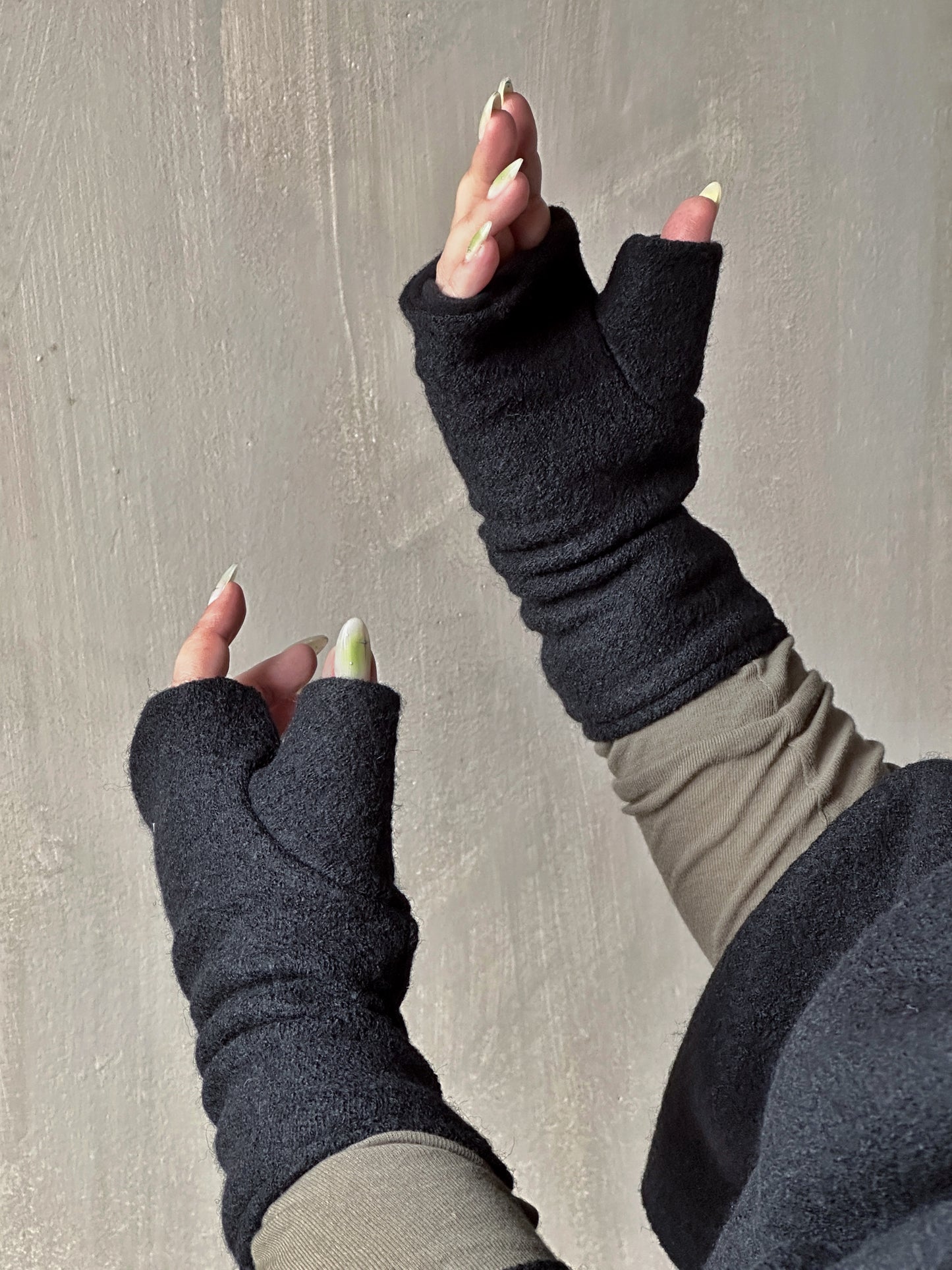 Winter '24 Fingerless Gloves in Black