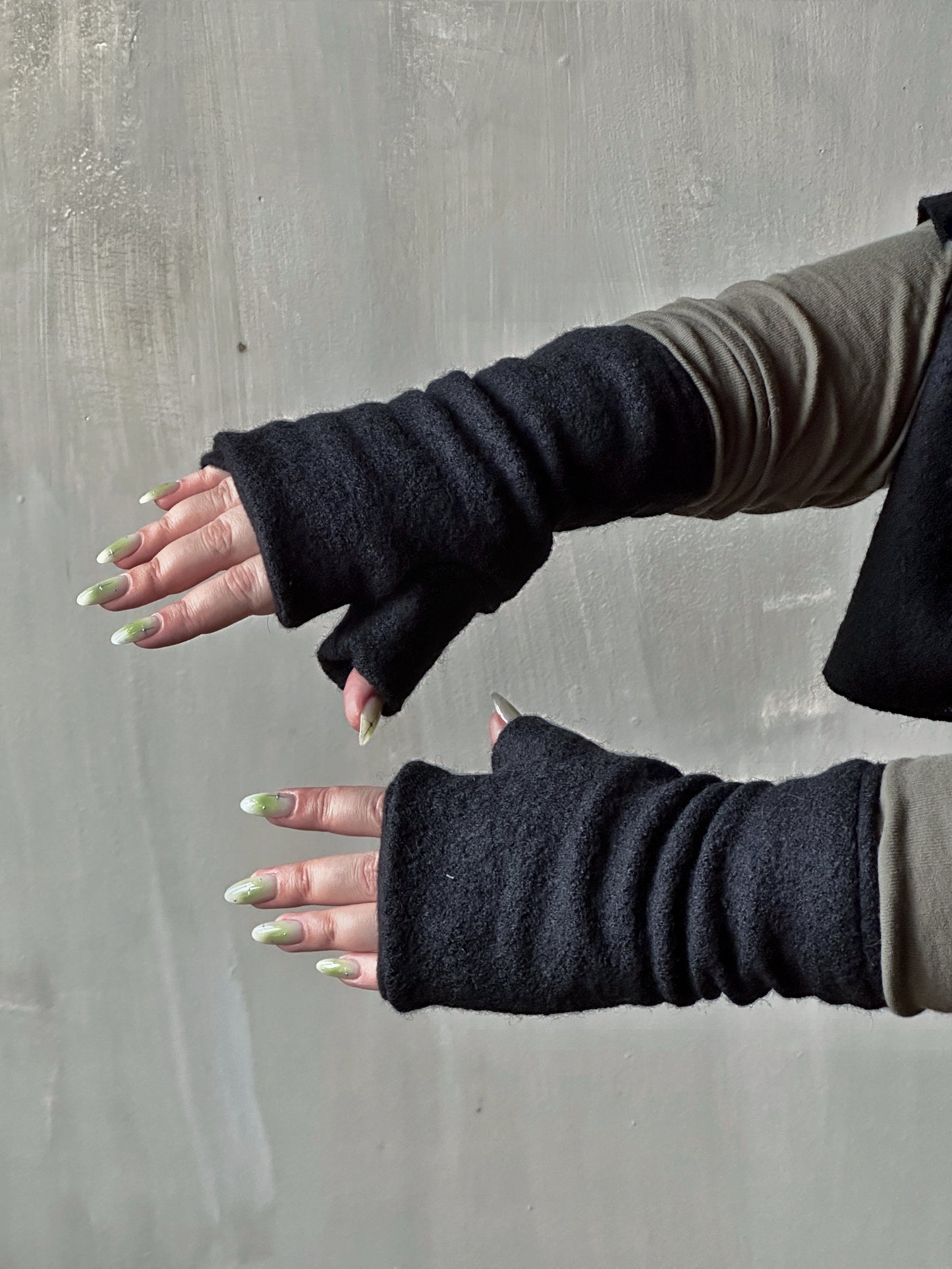 Winter '24 Fingerless Gloves in Black